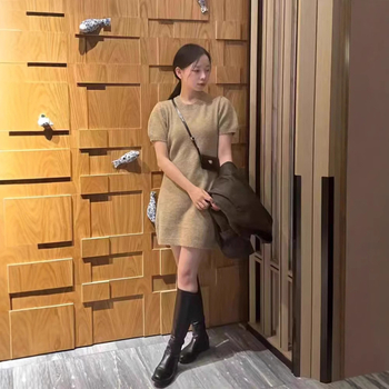 Karry poliészter kötött ruha, rövid ujjú, kerek nyakú, magas derekú, A-vonalú sziluett