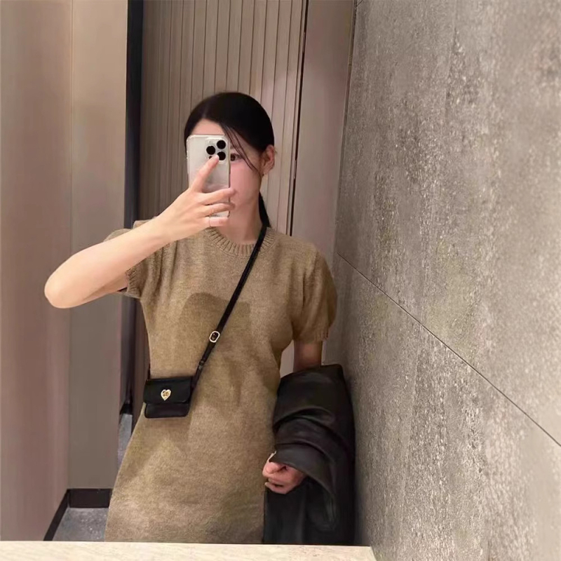 Karry poliészter kötött ruha, rövid ujjú, kerek nyakú, magas derekú, A-vonalú sziluett