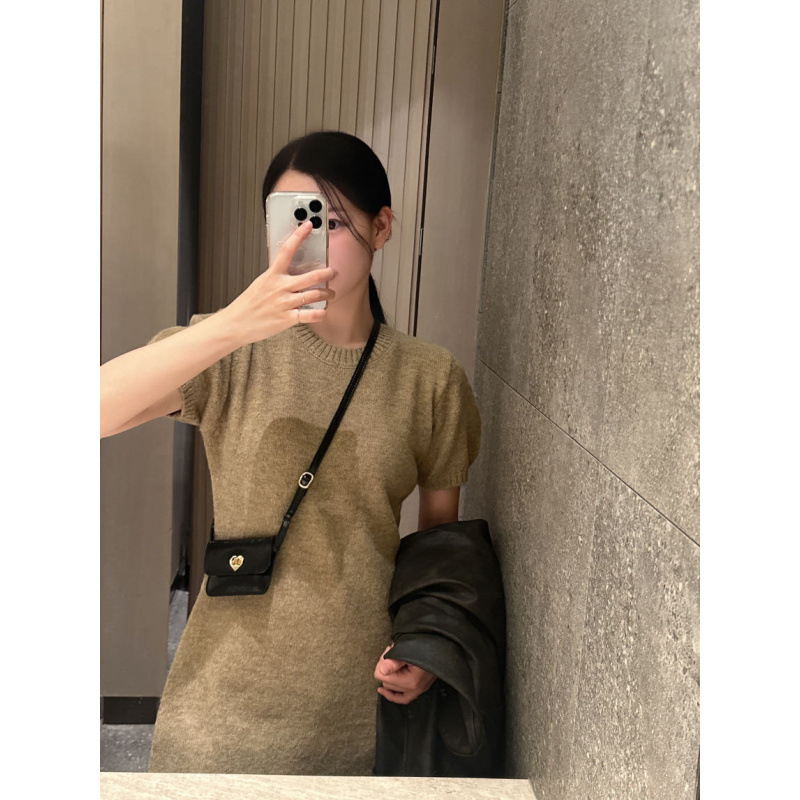 Karry poliészter kötött ruha, rövid ujjú, kerek nyakú, magas derekú, A-vonalú sziluett