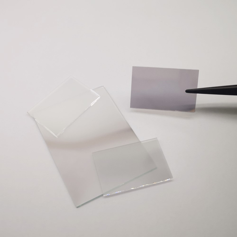 Transzflektív üvegű teleprompter osztó lencse FG-50/50; forma: négyzetes/kör alakú/egyedi; anyagok: optikai üveg/K9/quartz; vastagság: 0,21–4,0; fő felhasználás: optikai osztás