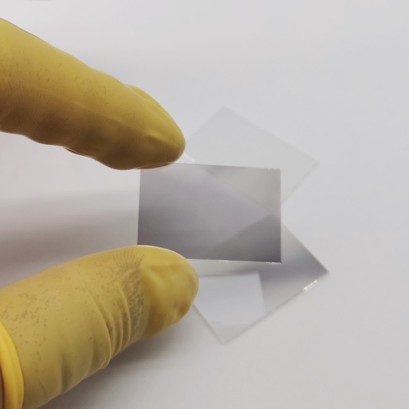 Transzflektív üvegű teleprompter osztó lencse FG-50/50; forma: négyzetes/kör alakú/egyedi; anyagok: optikai üveg/K9/quartz; vastagság: 0,21–4,0; fő felhasználás: optikai osztás