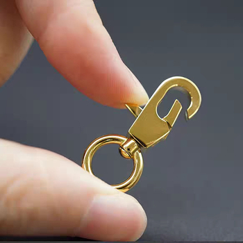 Ατσάλινος καραμπίνερ αποσκευών με γεωμετρικό σχέδιο, επένδυση από δέρμα κορυφαίας ποιότητας βοδινού, μάρκα Yiyu, Άνοιξη 2024