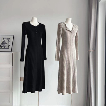 Poliészter anyagú hosszú ruha, A-vonalú, kerek nyakkal és magas derékkal