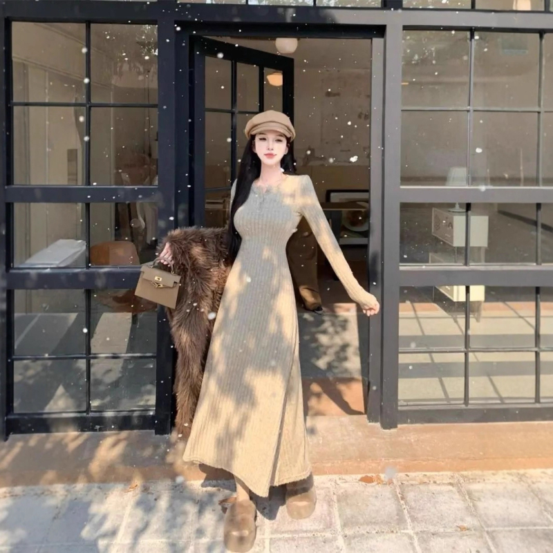 Poliészter anyagú hosszú ruha, A-vonalú, kerek nyakkal és magas derékkal