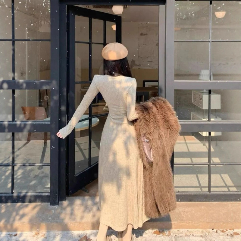 Poliészter anyagú hosszú ruha, A-vonalú, kerek nyakkal és magas derékkal