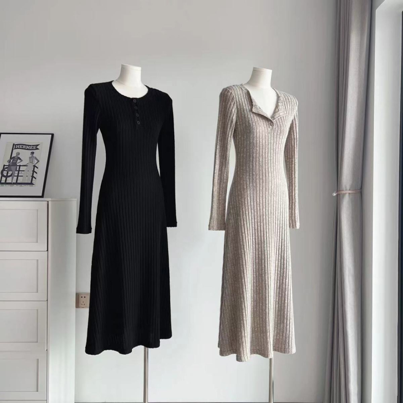 Poliészter anyagú hosszú ruha, A-vonalú, kerek nyakkal és magas derékkal