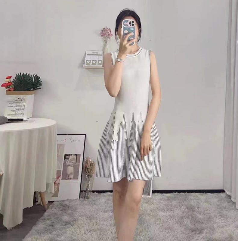 A-vonalú ruha, kerek nyakú, ujjatlan, középméretű hossz, csíkos minta