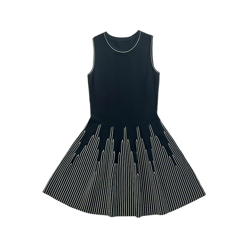 A-vonalú ruha, kerek nyakú, ujjatlan, középméretű hossz, csíkos minta