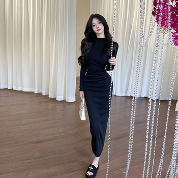 Slim-fit midi ruha, poliészter anyag, kerek nyakú, hosszú ujjú, középső derekú szabás.