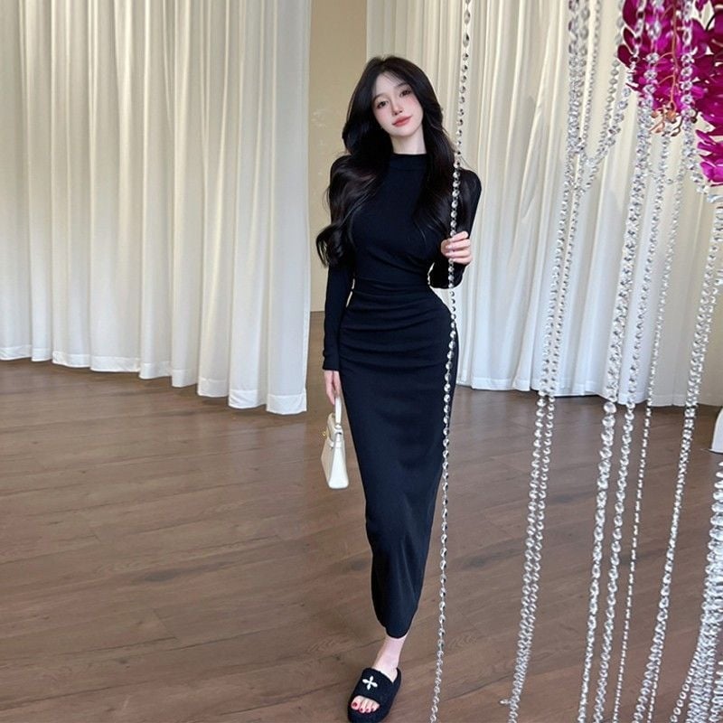 Slim-fit midi ruha, poliészter anyag, kerek nyakú, hosszú ujjú, középső derekú szabás.