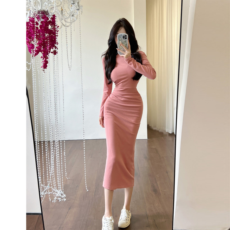 Slim-fit midi ruha, poliészter anyag, kerek nyakú, hosszú ujjú, középső derekú szabás.