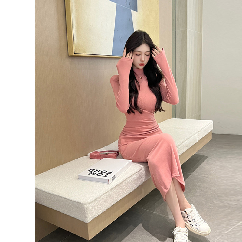 Slim-fit midi ruha, poliészter anyag, kerek nyakú, hosszú ujjú, középső derekú szabás.