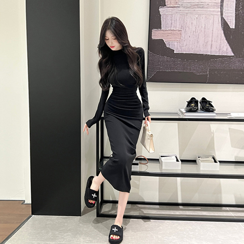 Slim-fit midi ruha, poliészter anyag, kerek nyakú, hosszú ujjú, középső derekú szabás.