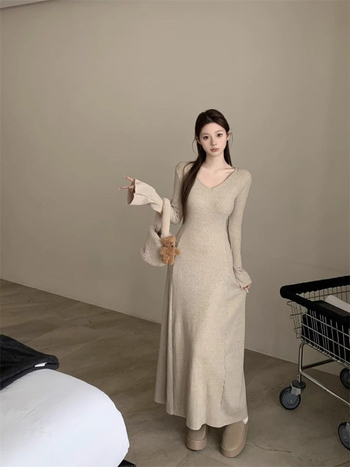 Francia stílusú női kötött ruha, V-nyak, hosszú harang ujjak, testhez álló sziluett, poliészter