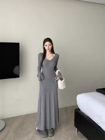 Francia stílusú női kötött ruha, V-nyak, hosszú harang ujjak, testhez álló sziluett, poliészter