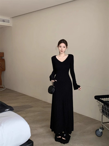 Francia stílusú női kötött ruha, V-nyak, hosszú harang ujjak, testhez álló sziluett, poliészter