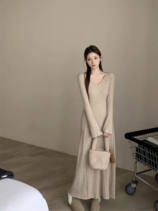 Francia stílusú női kötött ruha, V-nyak, hosszú harang ujjak, testhez álló sziluett, poliészter