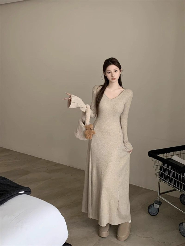 Francia stílusú női kötött ruha, V-nyak, hosszú harang ujjak, testhez álló sziluett, poliészter