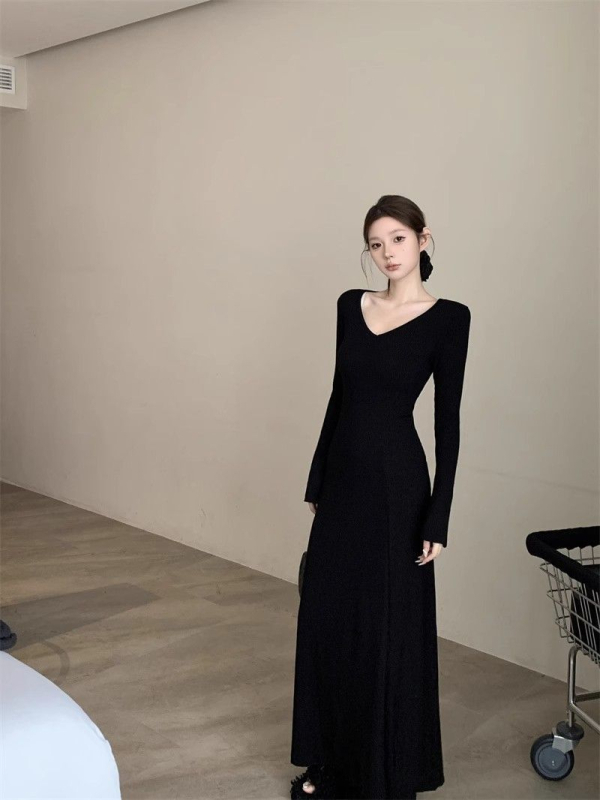 Francia stílusú női kötött ruha, V-nyak, hosszú harang ujjak, testhez álló sziluett, poliészter