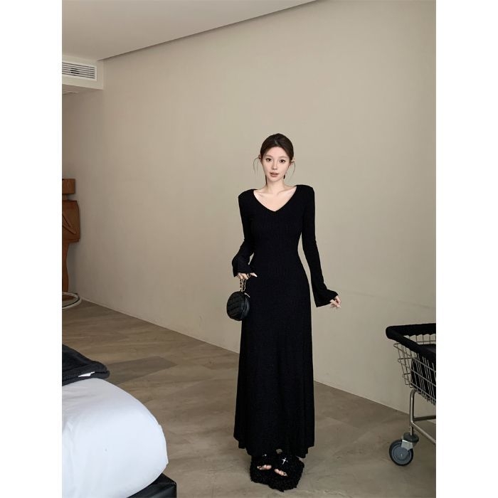 Francia stílusú női kötött ruha, V-nyak, hosszú harang ujjak, testhez álló sziluett, poliészter