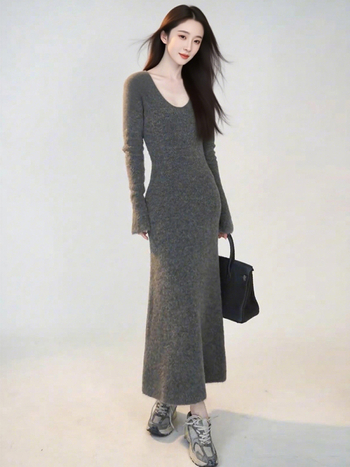 V-nyakú kötött ruha, pulóver fazon, hosszú hercegnő ujjak, elasztikus derék, középmagas hosszúságú A-vonalú szabás