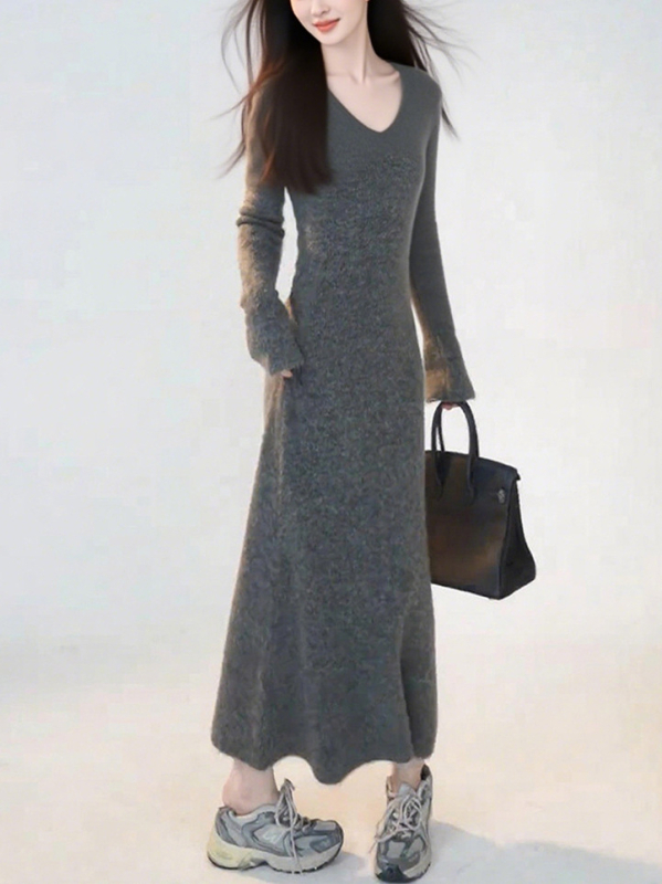 V-nyakú kötött ruha, pulóver fazon, hosszú hercegnő ujjak, elasztikus derék, középmagas hosszúságú A-vonalú szabás