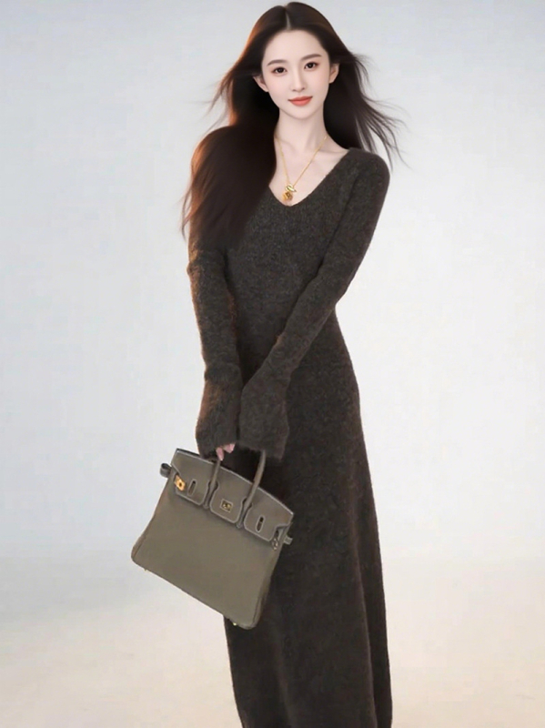 V-nyakú kötött ruha, pulóver fazon, hosszú hercegnő ujjak, elasztikus derék, középmagas hosszúságú A-vonalú szabás