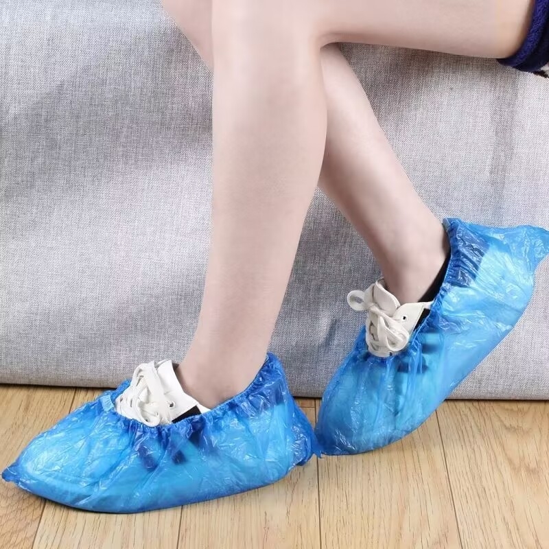 Καλύμματα παπουτσιών μίας χρήσης από PE για εσωτερική χρήση – προστασία από σκόνη και αδιαβροϊκότητα, πάχος 0,03 mm, συσκευασία 100 τεμάχια