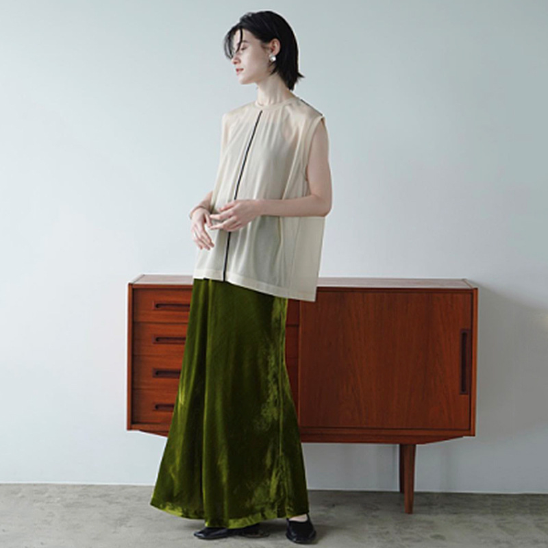 Baršunasta A-linijska midi suknja, uski kroj, drapirana silueta, jednobojna, poliester s elastanom