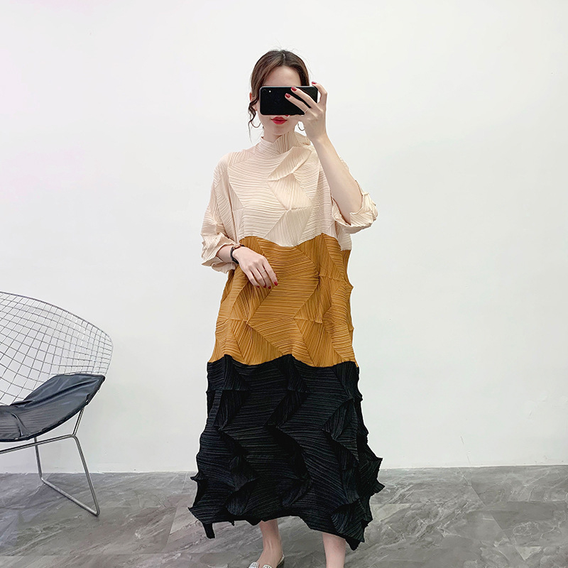 Istennő-stílusú ruha, szabálytalan sziluett, hosszú pliszírozott ruha, laza derék, poliészter