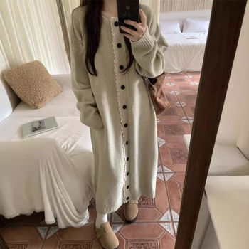 Mori-stílusú kötött kardigánruha színes blokkokkal és patchwork mintázattal, kerek nyak, hosszú ujjú, poliészter-viszkóz keverék.