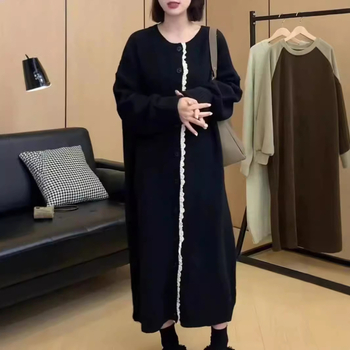 Mori-stílusú kötött kardigánruha színes blokkokkal és patchwork mintázattal, kerek nyak, hosszú ujjú, poliészter-viszkóz keverék.