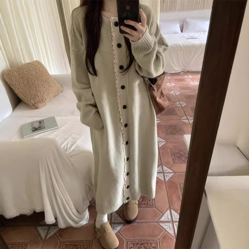 Mori-stílusú kötött kardigánruha színes blokkokkal és patchwork mintázattal, kerek nyak, hosszú ujjú, poliészter-viszkóz keverék.