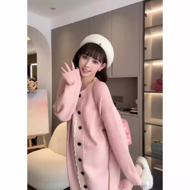 Mori-stílusú kötött kardigánruha színes blokkokkal és patchwork mintázattal, kerek nyak, hosszú ujjú, poliészter-viszkóz keverék.