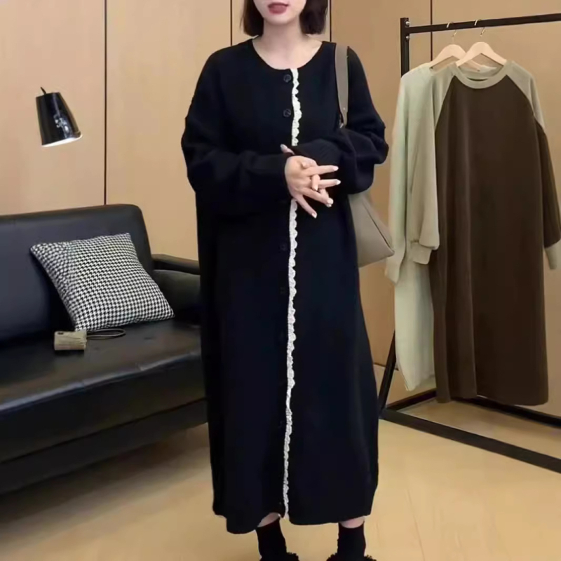 Mori-stílusú kötött kardigánruha színes blokkokkal és patchwork mintázattal, kerek nyak, hosszú ujjú, poliészter-viszkóz keverék.