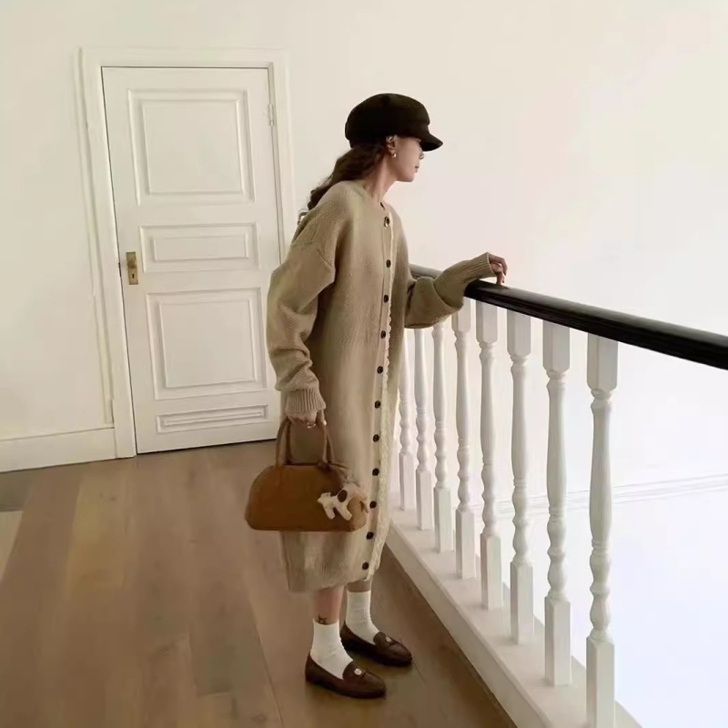 Mori-stílusú kötött kardigánruha színes blokkokkal és patchwork mintázattal, kerek nyak, hosszú ujjú, poliészter-viszkóz keverék.