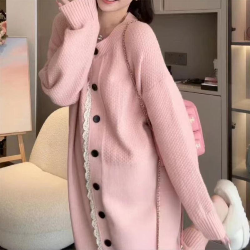 Mori-stílusú kötött kardigánruha színes blokkokkal és patchwork mintázattal, kerek nyak, hosszú ujjú, poliészter-viszkóz keverék.