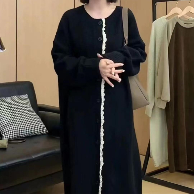 Mori-stílusú kötött kardigánruha színes blokkokkal és patchwork mintázattal, kerek nyak, hosszú ujjú, poliészter-viszkóz keverék.