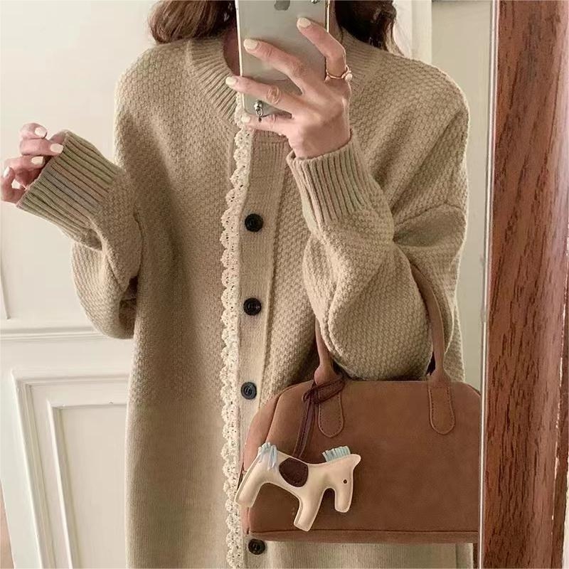 Mori-stílusú kötött kardigánruha színes blokkokkal és patchwork mintázattal, kerek nyak, hosszú ujjú, poliészter-viszkóz keverék.