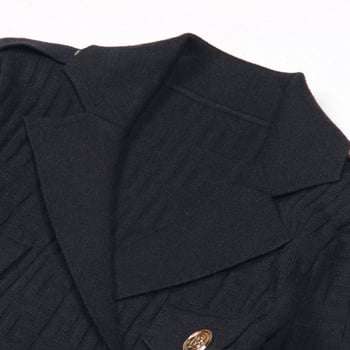 Kötött ruha kosztüm galléval, B alakú övgombbal, geometriai mintázat, karcsú szabás, hosszú ujjú