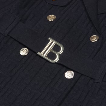 Kötött ruha kosztüm galléval, B alakú övgombbal, geometriai mintázat, karcsú szabás, hosszú ujjú