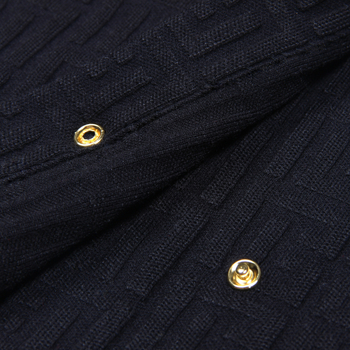 Kötött ruha kosztüm galléval, B alakú övgombbal, geometriai mintázat, karcsú szabás, hosszú ujjú