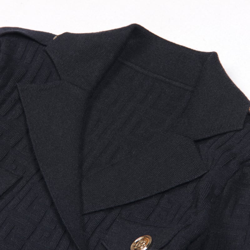 Kötött ruha kosztüm galléval, B alakú övgombbal, geometriai mintázat, karcsú szabás, hosszú ujjú