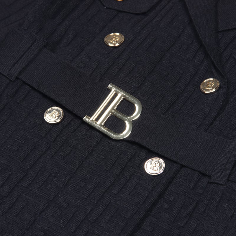 Kötött ruha kosztüm galléval, B alakú övgombbal, geometriai mintázat, karcsú szabás, hosszú ujjú