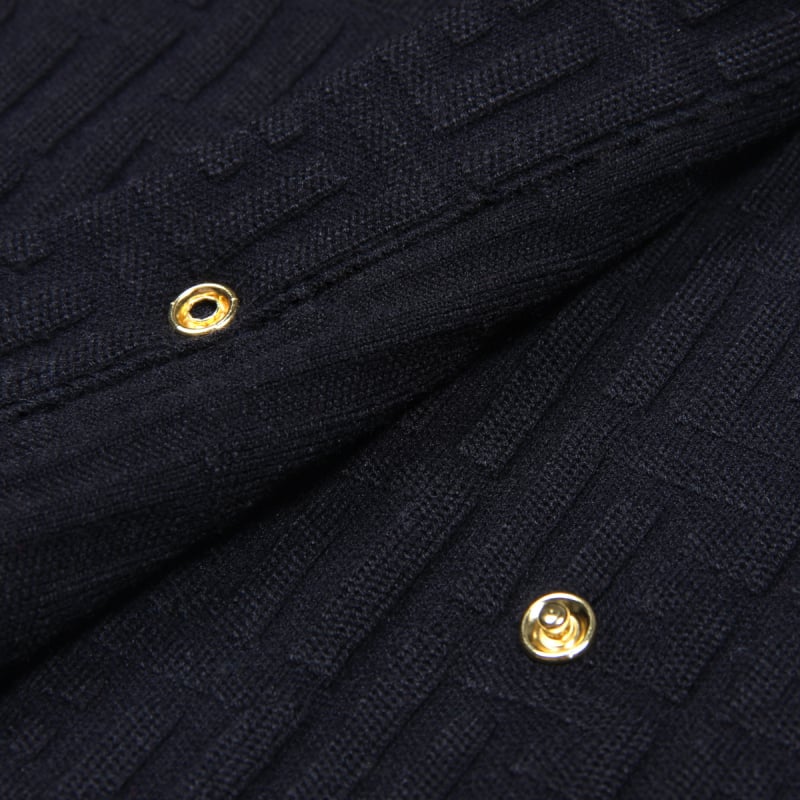 Kötött ruha kosztüm galléval, B alakú övgombbal, geometriai mintázat, karcsú szabás, hosszú ujjú