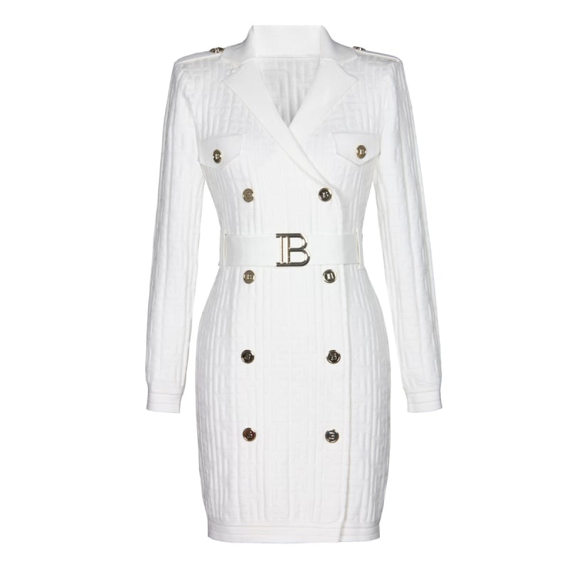 Kötött ruha kosztüm galléval, B alakú övgombbal, geometriai mintázat, karcsú szabás, hosszú ujjú