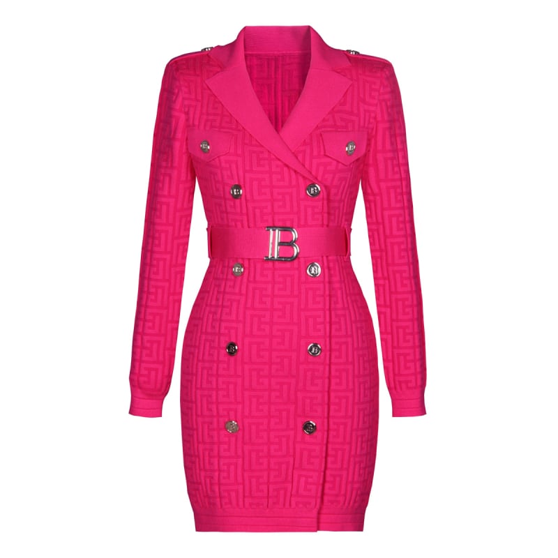 Kötött ruha kosztüm galléval, B alakú övgombbal, geometriai mintázat, karcsú szabás, hosszú ujjú