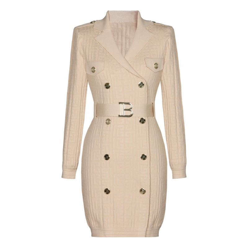 Kötött ruha kosztüm galléval, B alakú övgombbal, geometriai mintázat, karcsú szabás, hosszú ujjú