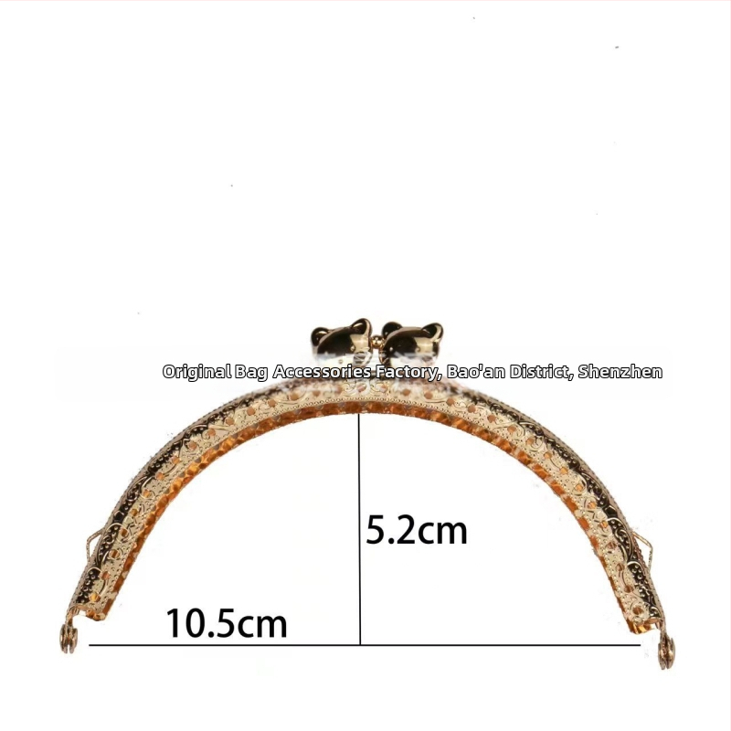 Polkruhový rám na tašku s reliéfnou mačacou hlavou, svetlo zlatý, rozmery 8.5/10.5/12.5 cm