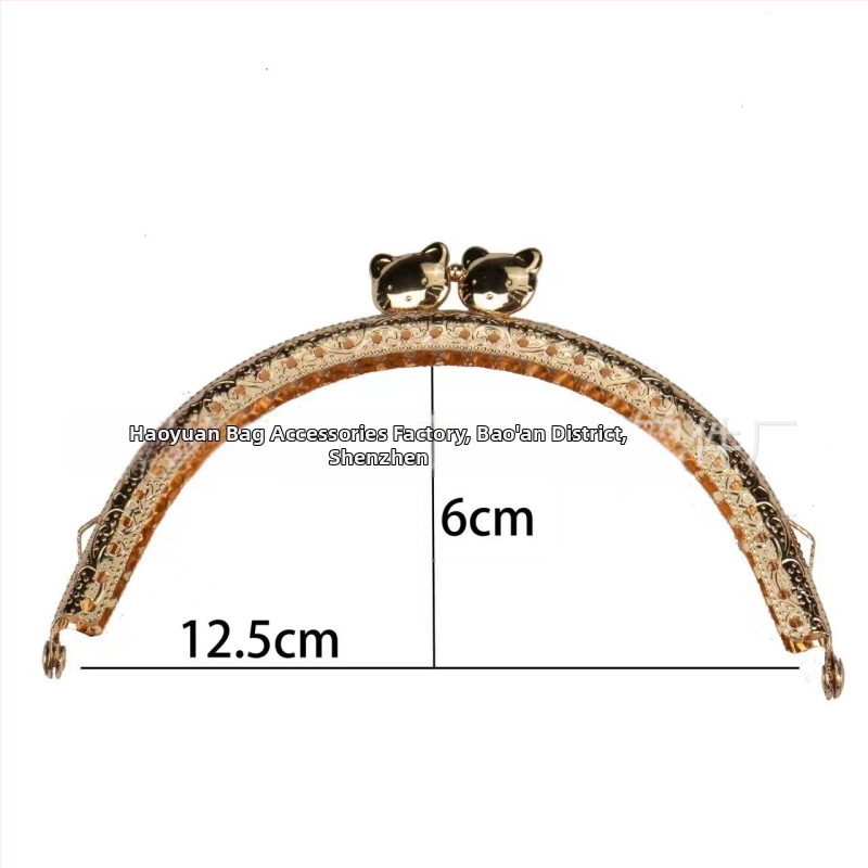 Polkruhový rám na tašku s reliéfnou mačacou hlavou, svetlo zlatý, rozmery 8.5/10.5/12.5 cm